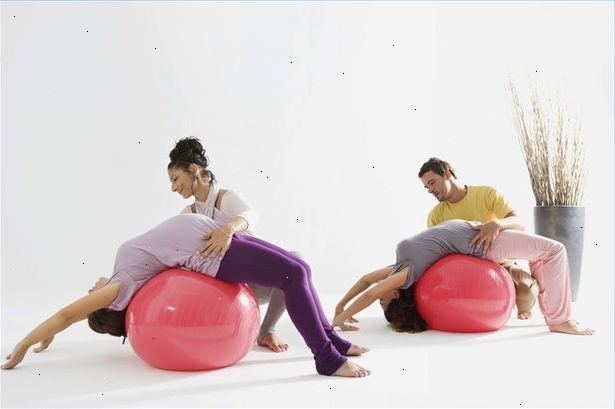 Hoe om toon je buikspieren tijdens de zwangerschap. Hef je hoofd, schouders en borst naar je knieën.