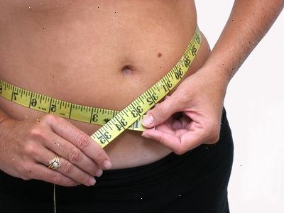 Hoe om gewicht te verliezen op het vet flush dieet. Beperk de inname van calorieën tot 1.100 tot 1.200 per dag gedurende twee weken.