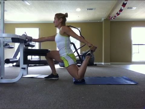 Hoe maak je een staande hip flexor stretch doen. U kunt ook begrijpen de voorkant van elke voet afwisselend.
