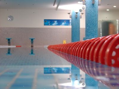 Hoe wordt het water aerobics oefening helpt te selecteren. Investeer in een goede zwembroek.