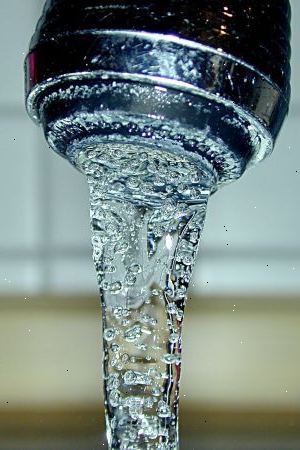 Hoe wordt het water intoxicatie van uw baby te voorkomen. Oudere baby&#39;s kunnen worden gegeven zeer kleine hoeveelheden water.