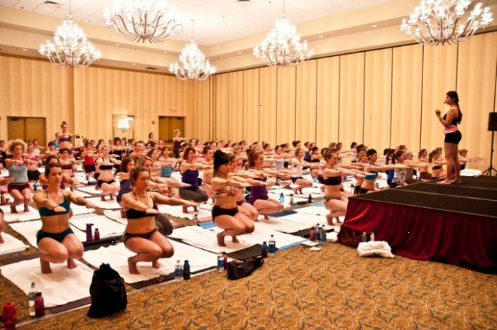 Hoe wordt kracht in bikram yoga te krijgen. Luister naar je instructeur.