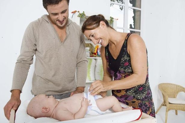 Hoe kunt u uw baby te voorkomen van het krijgen van luieruitslag. Het is belangrijk om regelmatig te controleren of uw baby een luier uitslag.