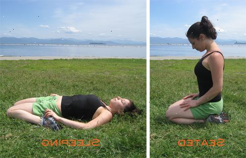 Hoe voer ik een held twist yoga pose. Maak een back positie.