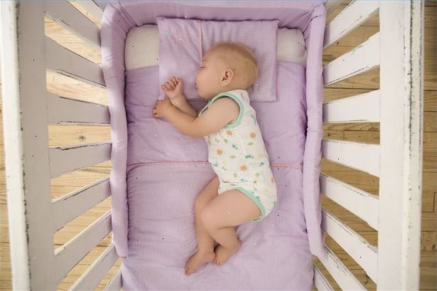 Ook bekend als plagiocephaly. Plaats uw baby op zijn buik terwijl hij wakker en onder toezicht.