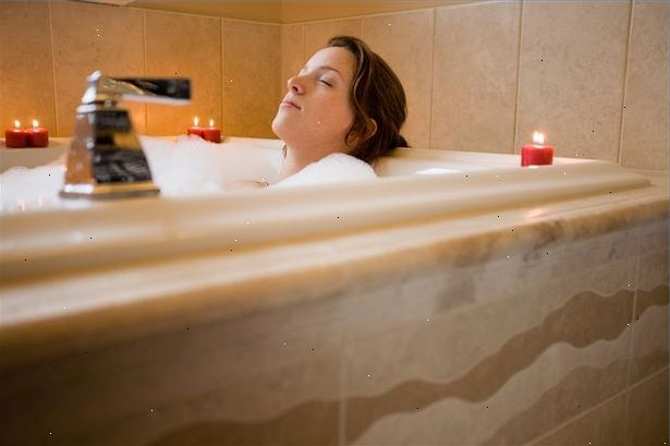 Hoe maak je een healing zitbad nemen. Een healing zitbad is een soort bad waarin je zit in een bad gevuld met warm water, het idee hier is om je billen en benen in heet water om hen te genezen.