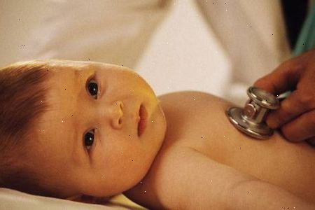Gebruik een luchtbevochtiger. Verkrijg de baby om veel te drinken.