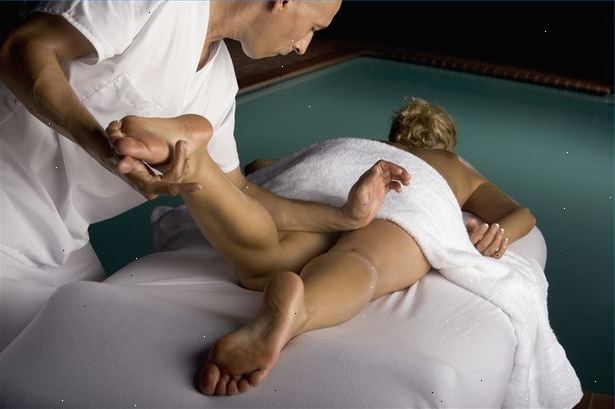 Hoe kunt u uw vriendin te masseren. Maak een ontspannende, rustgevende sfeer voor uw massage.