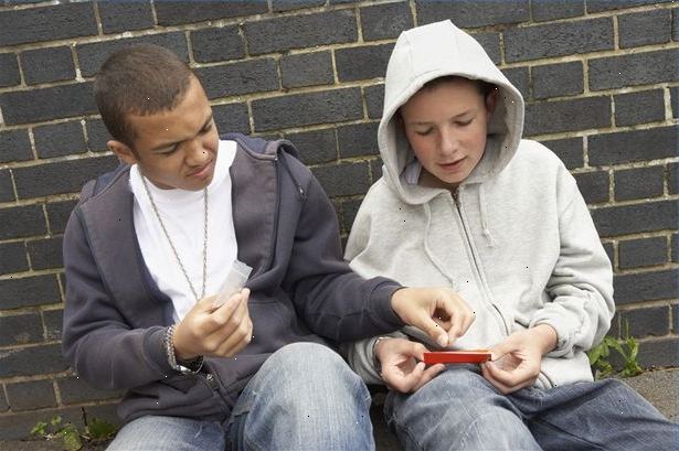 Hoe te identificeren en te behandelen tiener drugsgebruik. Als het gaat om het identificeren en behandelen tiener drugsmisbruik.