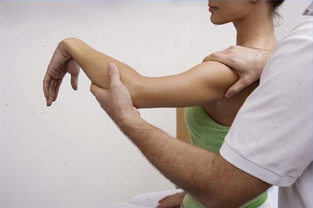 Hoe kan ik pijnlijke spieren masseren. Massage een been door het voorzichtig te aaien van enkel tot dij met je handen.