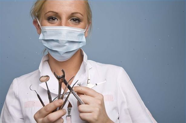 Hoe voor te bereiden voor een wortelkanaalbehandeling. Vraag uw tandarts als je een video bekijken over de manier waarop een wortelkanaalbehandeling wordt uitgevoerd.