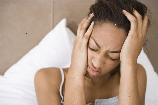 Hoe wordt menstruele migraine te behandelen. Neem niet-steroïdale anti-inflammatoire geneesmiddelen (nsaid&#39;s).