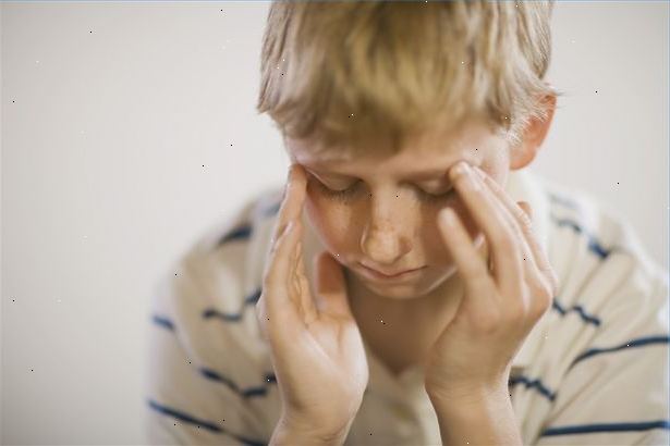 Hoe naar de vijfde ziekte te behandelen. Bepaal of het veilig is om je kind naar school te sturen.